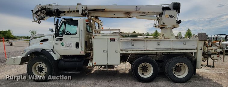image for item IF9776 2007 International 7400  digger derrick truck