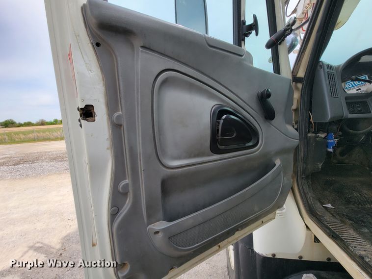 image for item IF9776 2007 International 7400  digger derrick truck