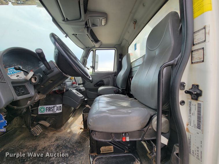 image for item IF9776 2007 International 7400  digger derrick truck