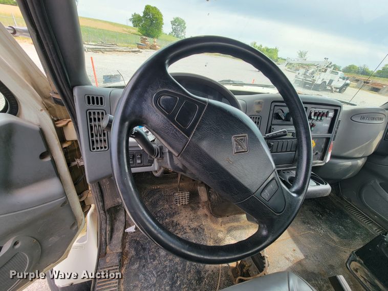 image for item IF9776 2007 International 7400  digger derrick truck