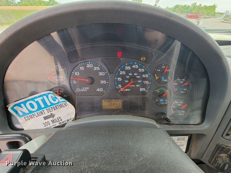 image for item IF9776 2007 International 7400  digger derrick truck