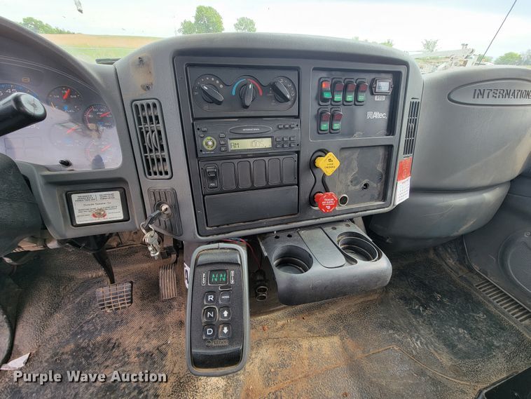 image for item IF9776 2007 International 7400  digger derrick truck