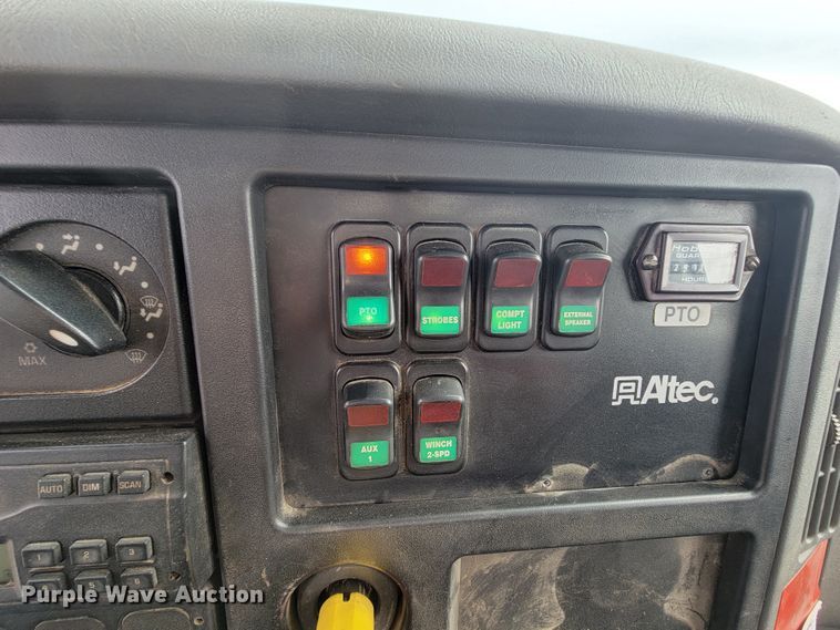 image for item IF9776 2007 International 7400  digger derrick truck