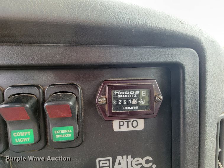 image for item IF9776 2007 International 7400  digger derrick truck