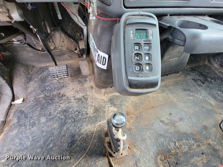 image for item IF9776 2007 International 7400  digger derrick truck