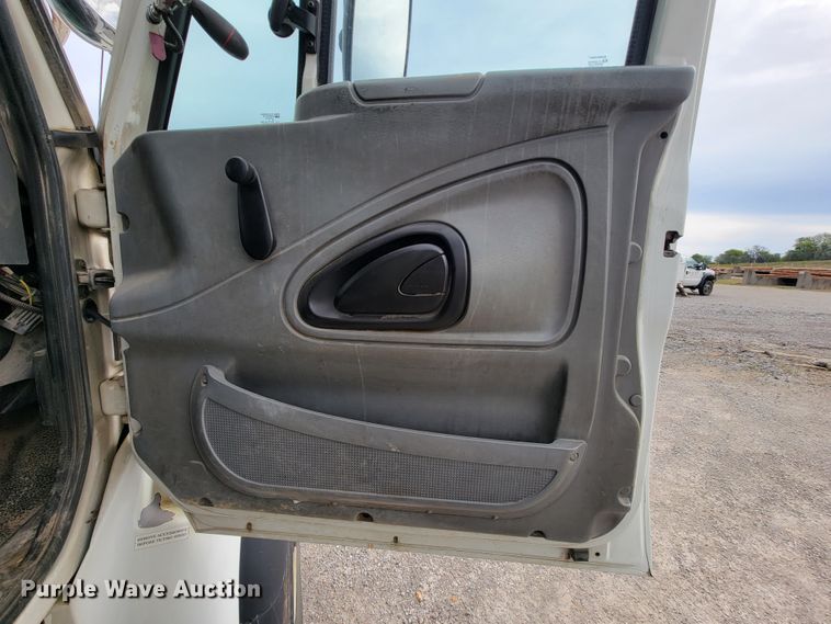 image for item IF9776 2007 International 7400  digger derrick truck