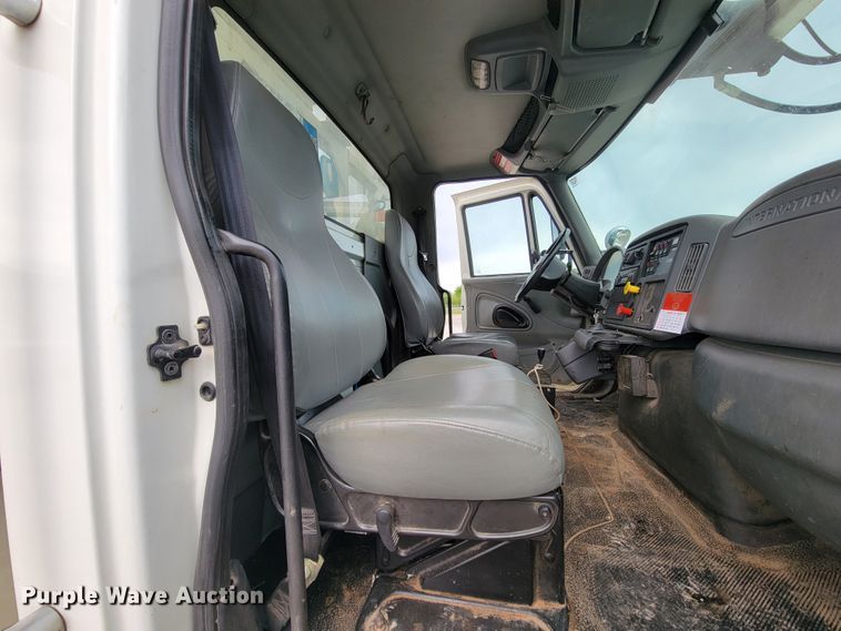 image for item IF9776 2007 International 7400  digger derrick truck