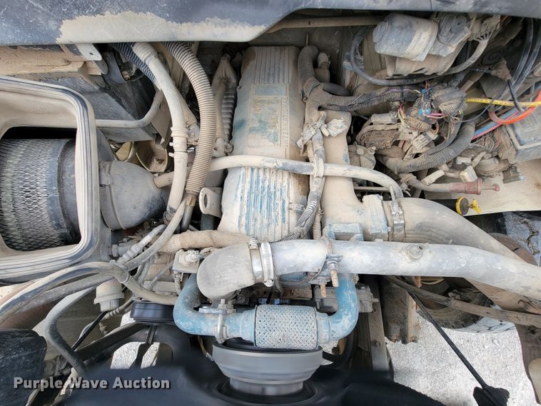 image for item IF9776 2007 International 7400  digger derrick truck