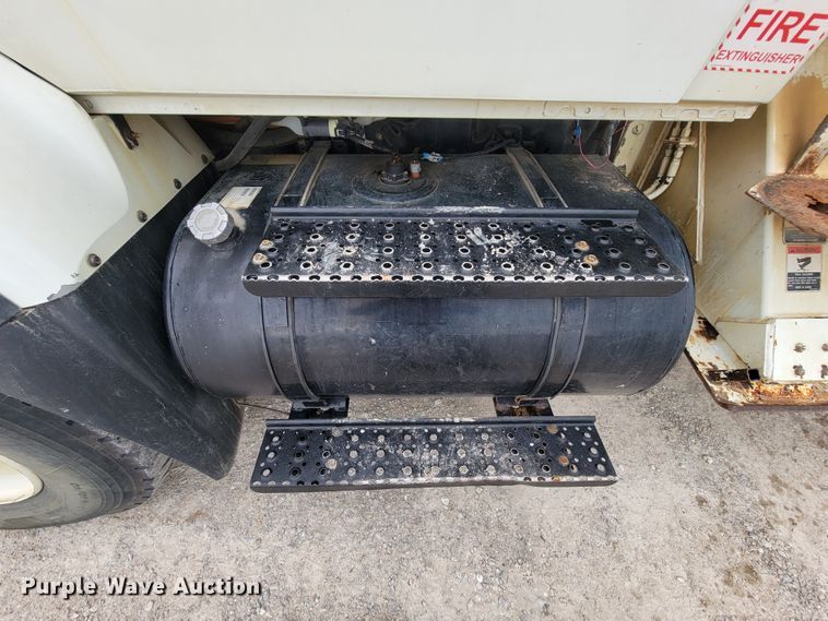 image for item IF9776 2007 International 7400  digger derrick truck