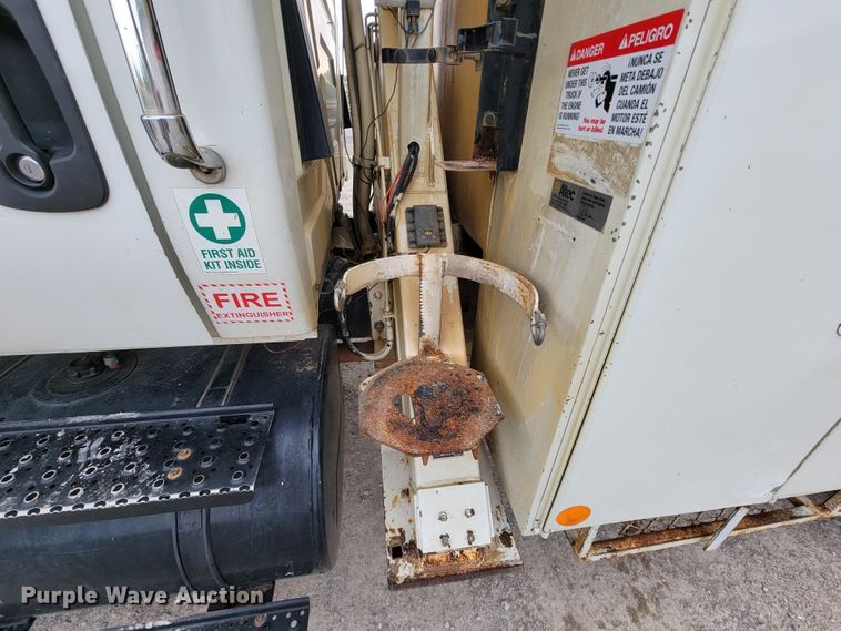 image for item IF9776 2007 International 7400  digger derrick truck