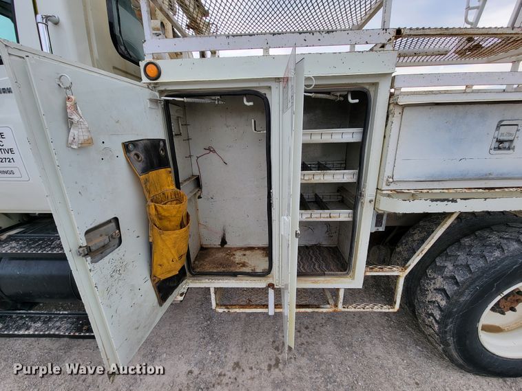 image for item IF9776 2007 International 7400  digger derrick truck