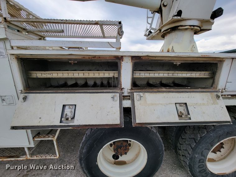 image for item IF9776 2007 International 7400  digger derrick truck