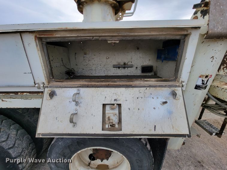 image for item IF9776 2007 International 7400  digger derrick truck