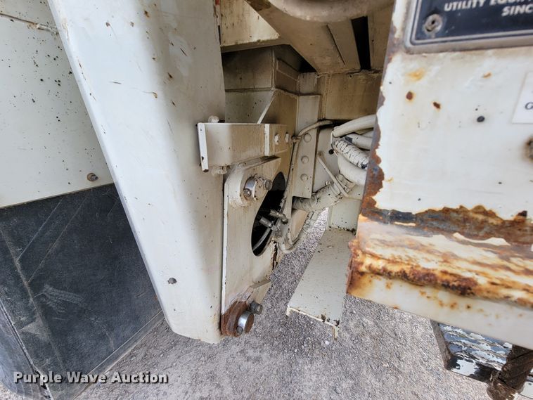 image for item IF9776 2007 International 7400  digger derrick truck