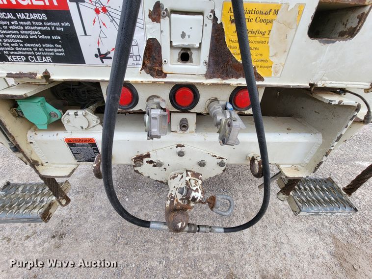 image for item IF9776 2007 International 7400  digger derrick truck