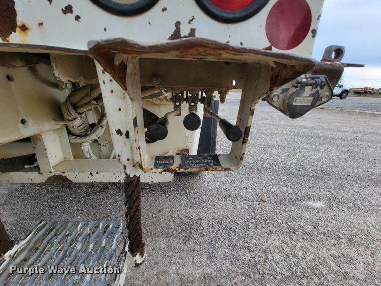 image for item IF9776 2007 International 7400  digger derrick truck