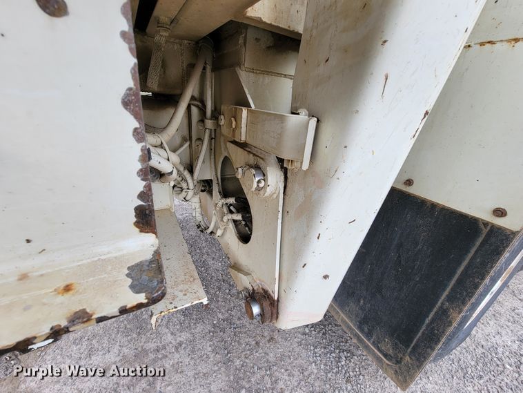 image for item IF9776 2007 International 7400  digger derrick truck