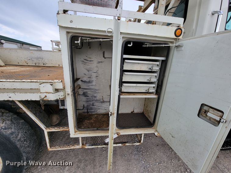 image for item IF9776 2007 International 7400  digger derrick truck