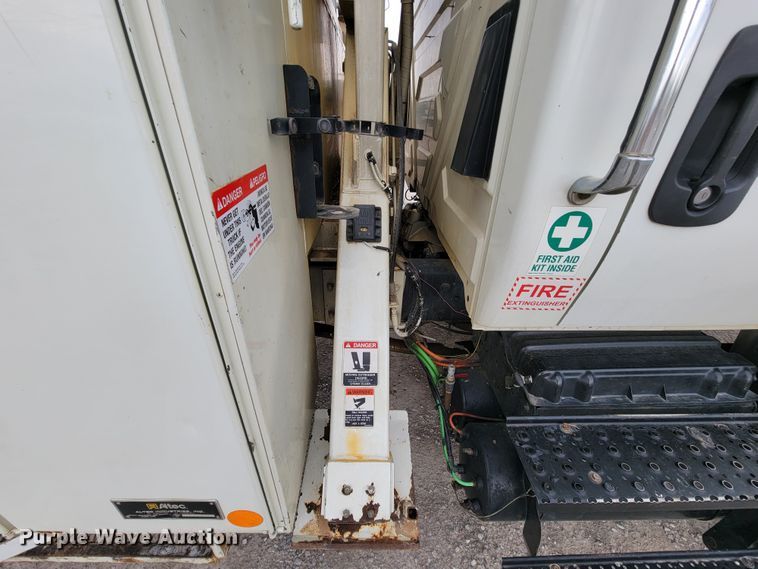 image for item IF9776 2007 International 7400  digger derrick truck