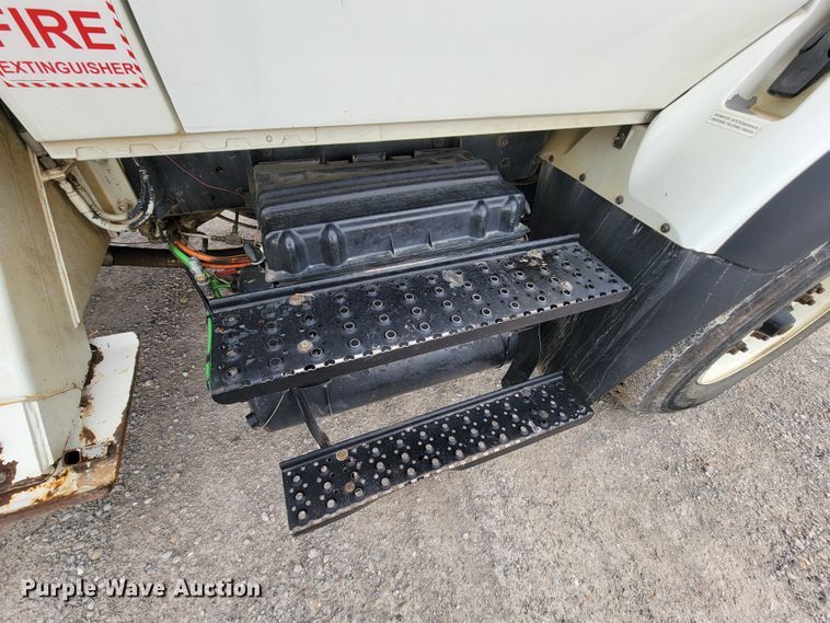 image for item IF9776 2007 International 7400  digger derrick truck