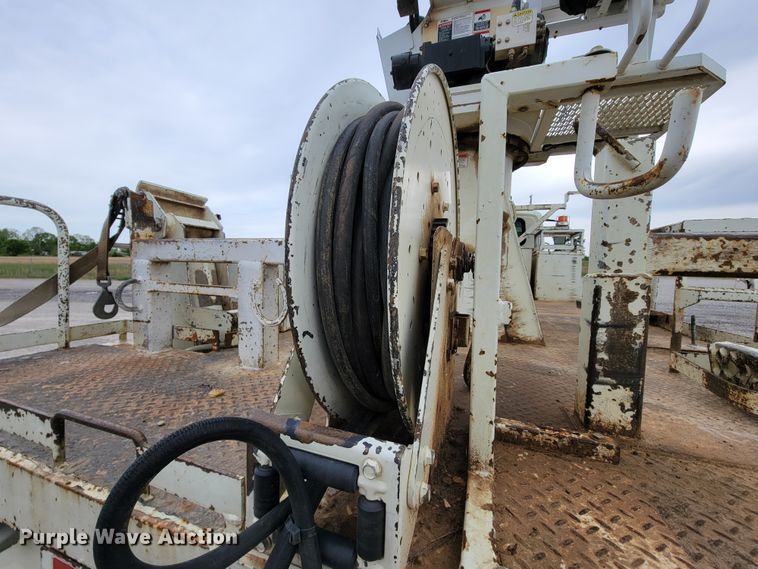 image for item IF9776 2007 International 7400  digger derrick truck