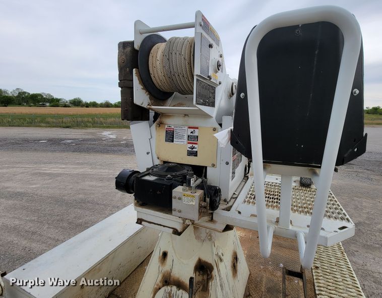 image for item IF9776 2007 International 7400  digger derrick truck