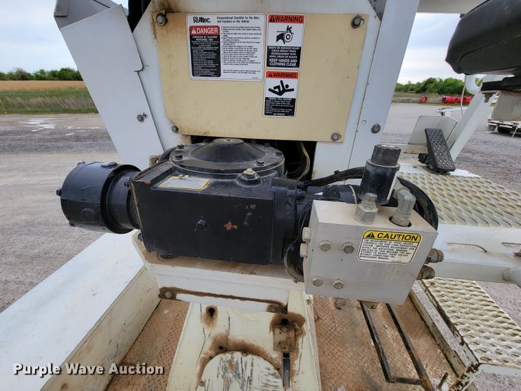 image for item IF9776 2007 International 7400  digger derrick truck