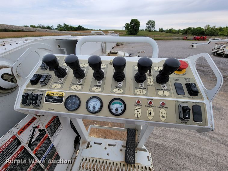 image for item IF9776 2007 International 7400  digger derrick truck