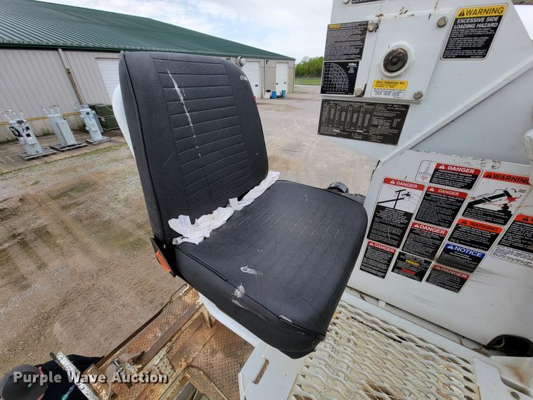 image for item IF9776 2007 International 7400  digger derrick truck