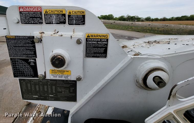 image for item IF9776 2007 International 7400  digger derrick truck