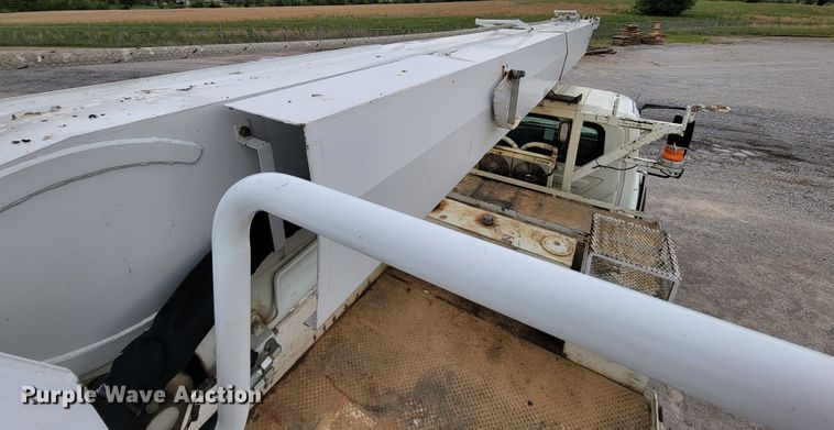 image for item IF9776 2007 International 7400  digger derrick truck