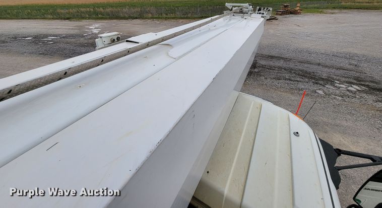 image for item IF9776 2007 International 7400  digger derrick truck