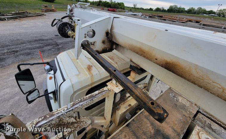 image for item IF9776 2007 International 7400  digger derrick truck