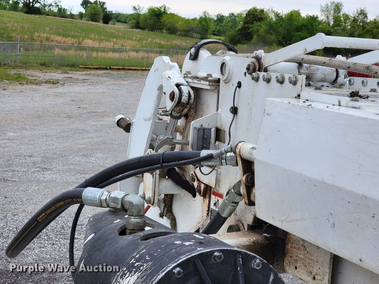 image for item IF9776 2007 International 7400  digger derrick truck