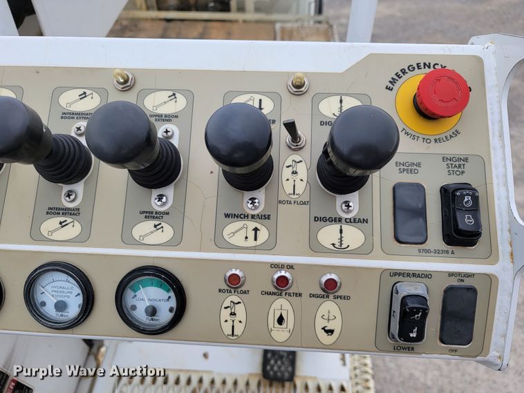 image for item IF9776 2007 International 7400  digger derrick truck