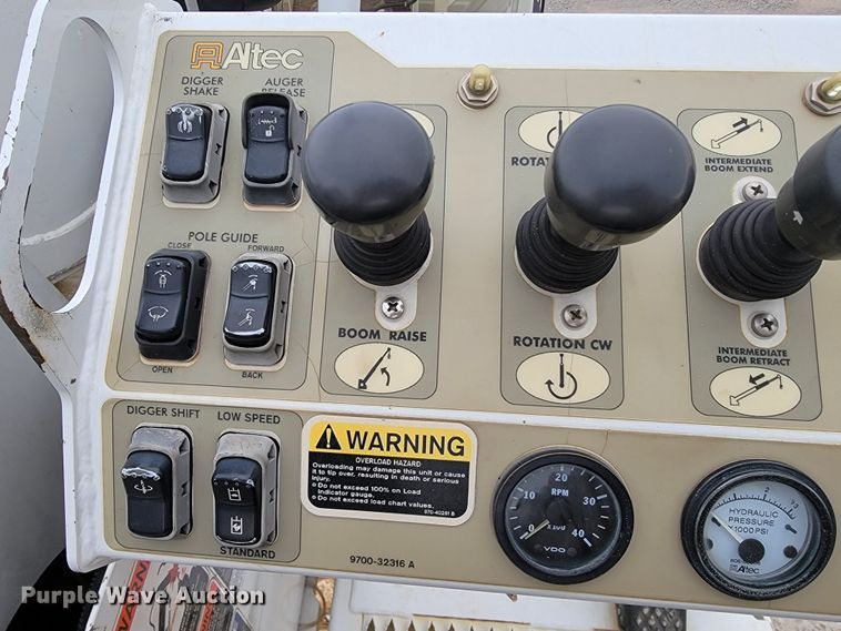 image for item IF9776 2007 International 7400  digger derrick truck