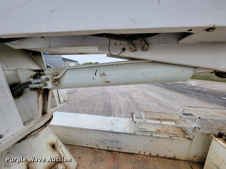 image for item IF9776 2007 International 7400  digger derrick truck