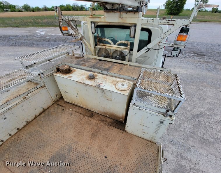 image for item IF9776 2007 International 7400  digger derrick truck