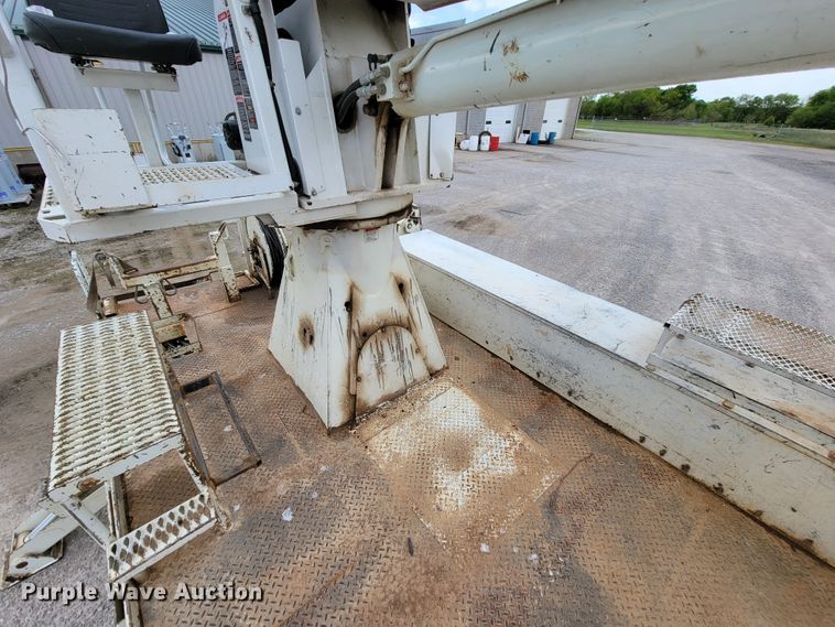 image for item IF9776 2007 International 7400  digger derrick truck