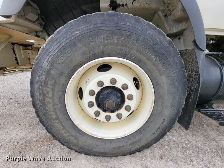 image for item IF9776 2007 International 7400  digger derrick truck