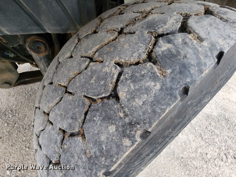 image for item IF9776 2007 International 7400  digger derrick truck