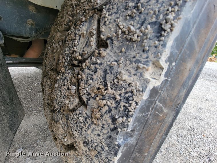 image for item IF9776 2007 International 7400  digger derrick truck