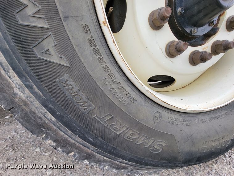 image for item IF9776 2007 International 7400  digger derrick truck