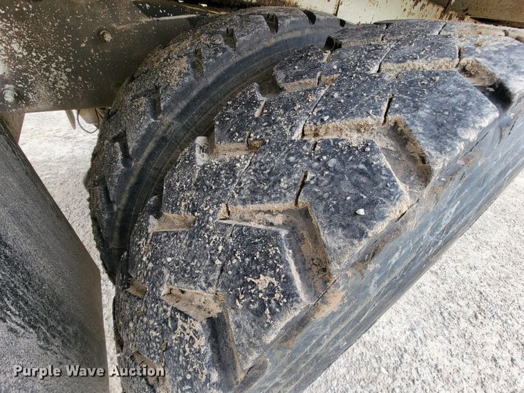 image for item IF9776 2007 International 7400  digger derrick truck