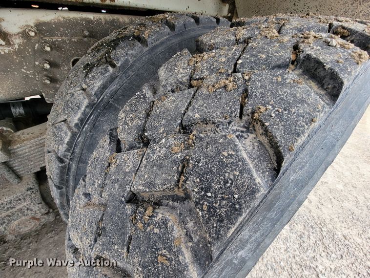 image for item IF9776 2007 International 7400  digger derrick truck