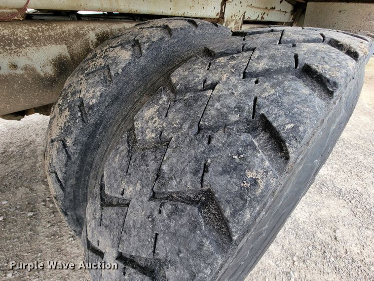 image for item IF9776 2007 International 7400  digger derrick truck