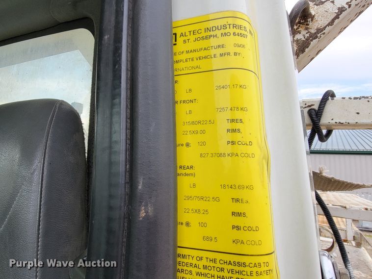 image for item IF9776 2007 International 7400  digger derrick truck