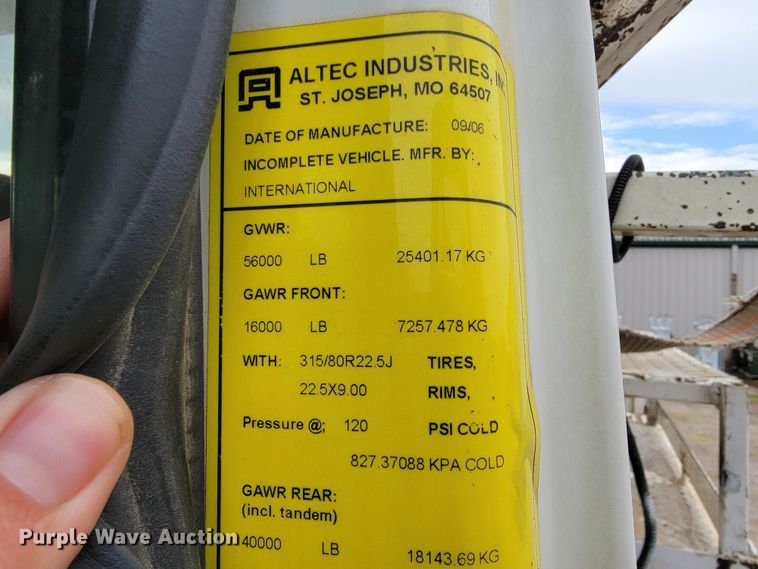 image for item IF9776 2007 International 7400  digger derrick truck