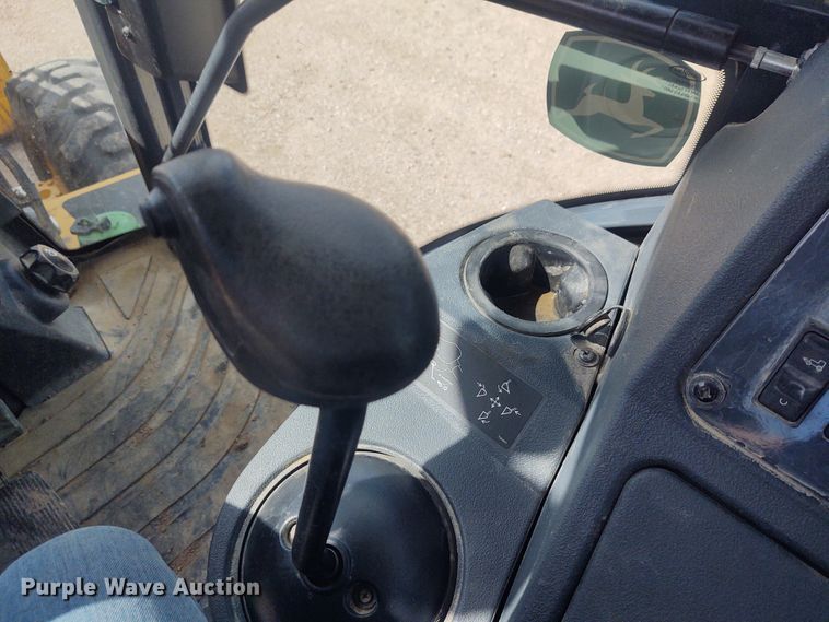 image for item IK9318 2018 John Deere 410L  backhoe