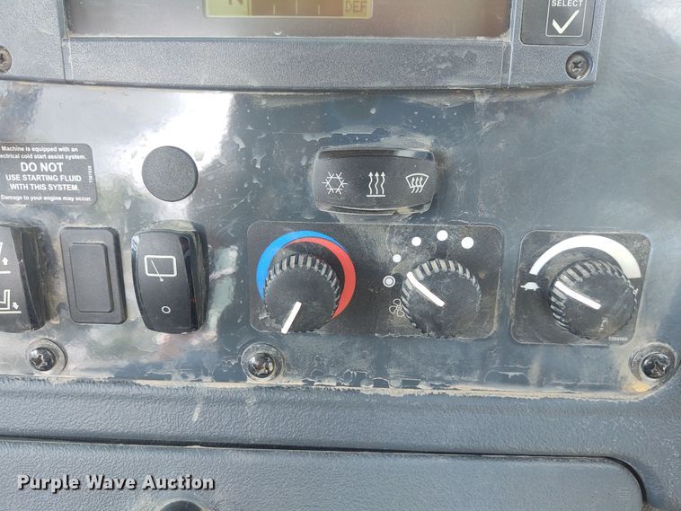 image for item IK9318 2018 John Deere 410L  backhoe